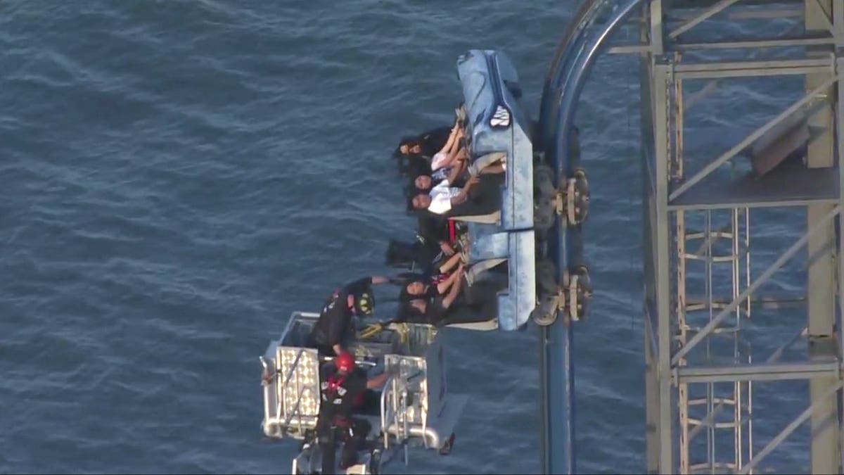 Roller Coaster Rescue in Texas: Eight Stranded Riders Saved