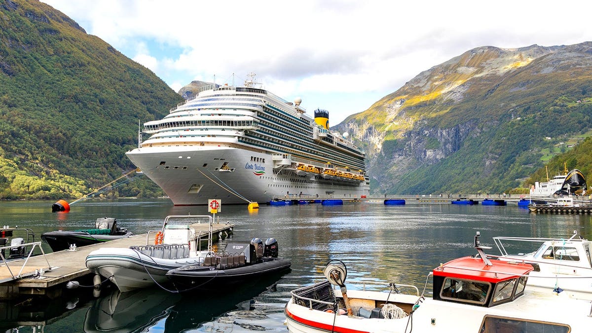 Cruise Line Urges Passengers to Keep Buffet Dining in Designated Areas