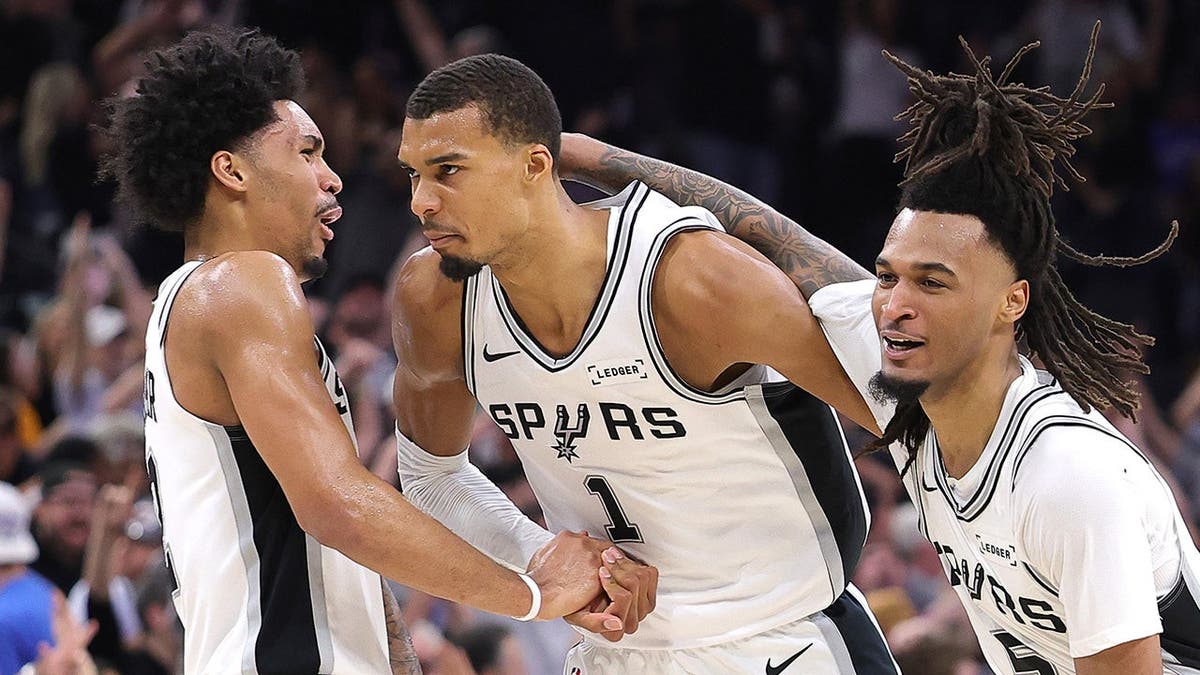 Spurs Level Western Conference Finals With Commanding Win
