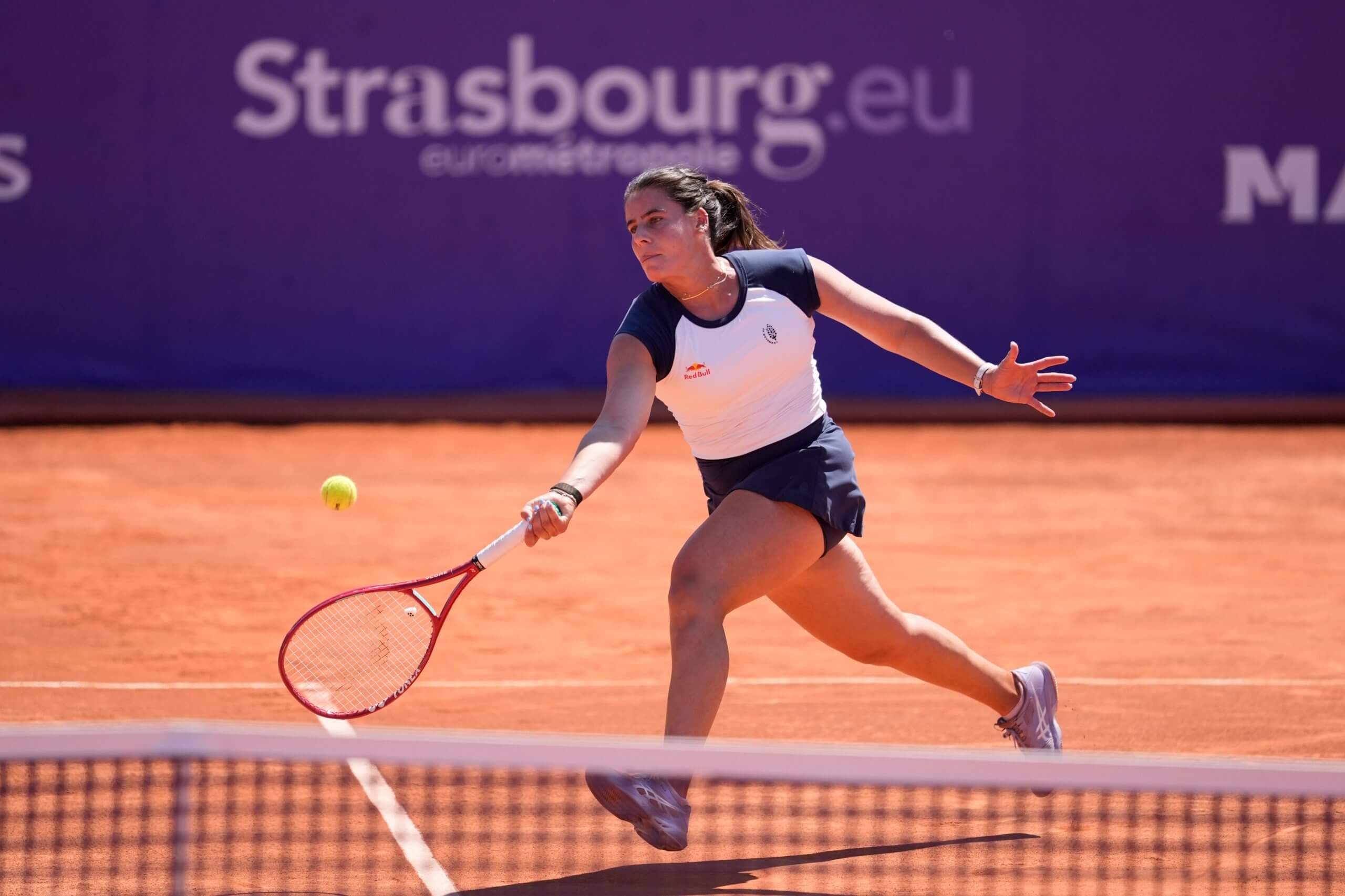 Iva Jović and Emma Navarro: Navigating the Tennis Circuit