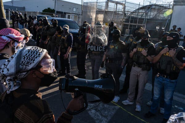 Federal Officers Withdraw from Newark Protest Site