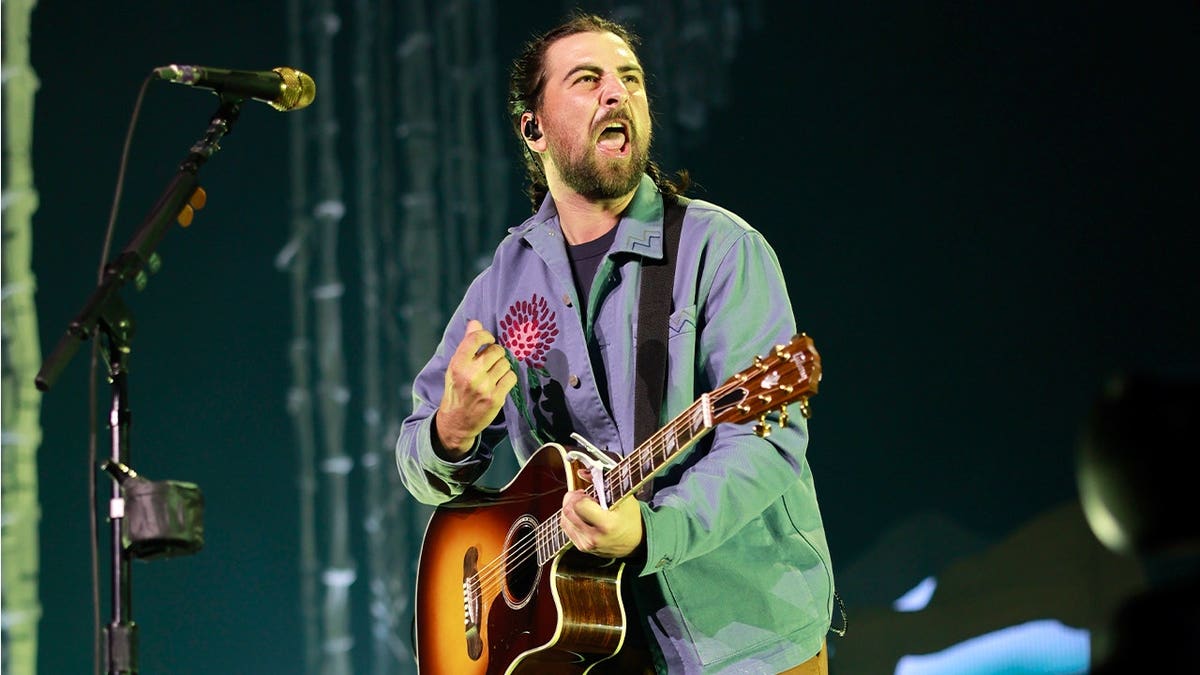 Noah Kahan Urges Fans to Prioritize Restroom Breaks at Concerts
