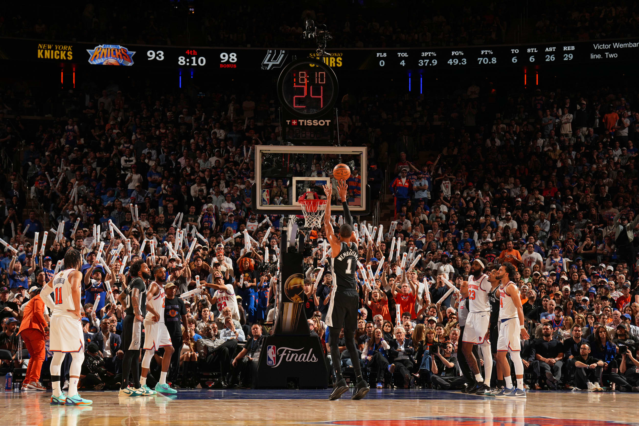 Knicks’ Winning Streak Ends as Spurs Narrow Finals Gap