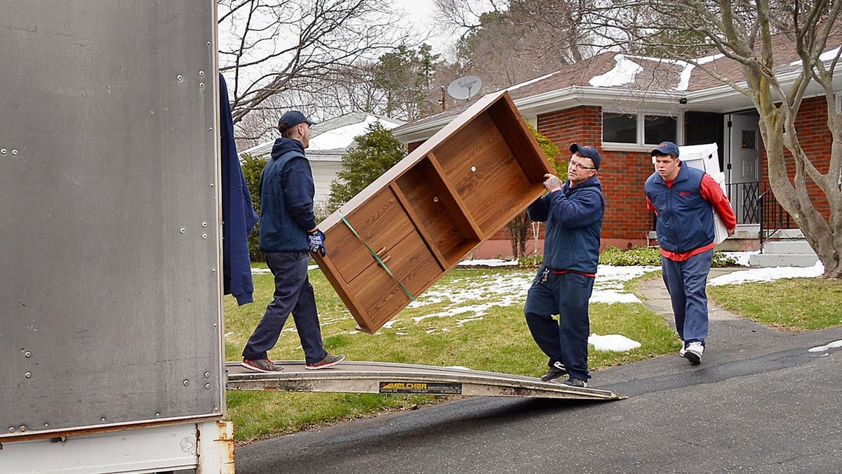Couple’s Moving Ordeal: Company Allegedly Holds Belongings at Ransom