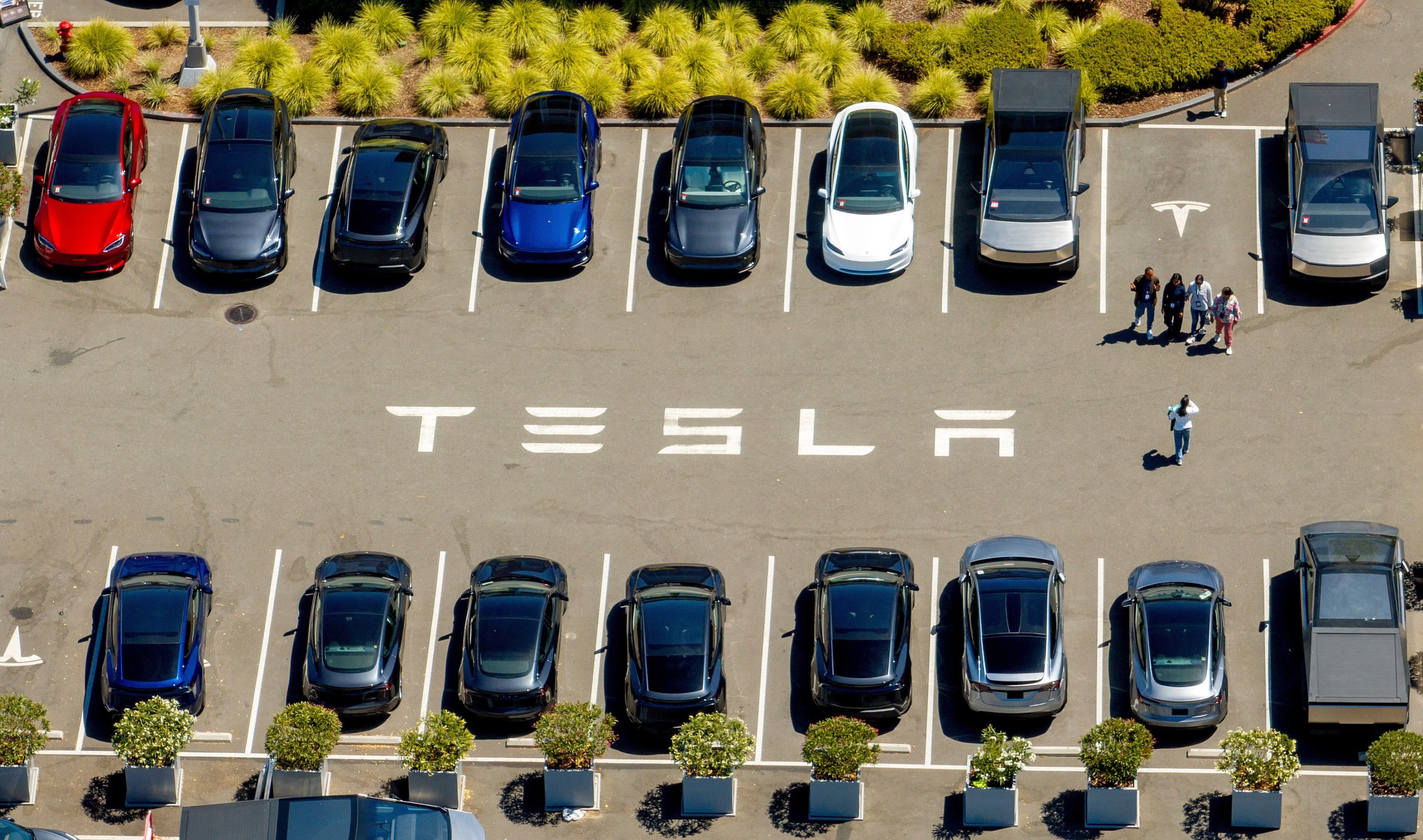 Investigation into Tesla Crash Raises Safety Concerns
