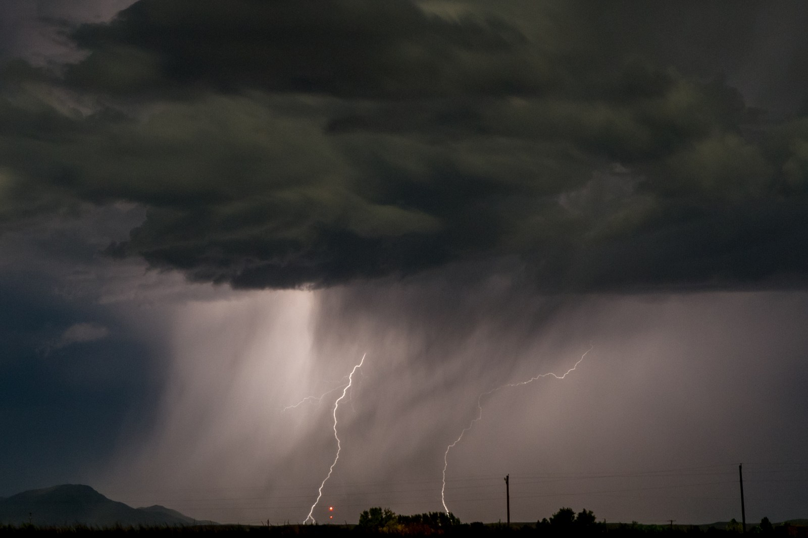 Severe Thunderstorms Wreak Havoc in Illinois and Wisconsin