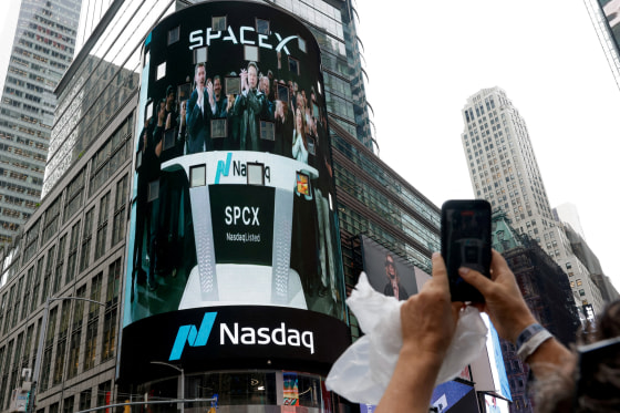 Why Wall Street Is Betting Against SpaceX Shares