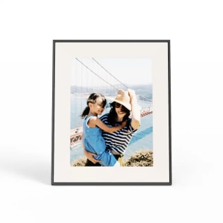Digital Photo Frames: Aura vs Skylight