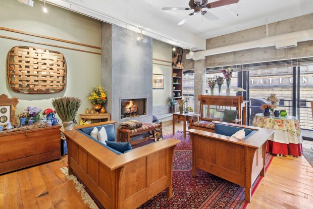 Elegant West Loop Home with Luxurious Features