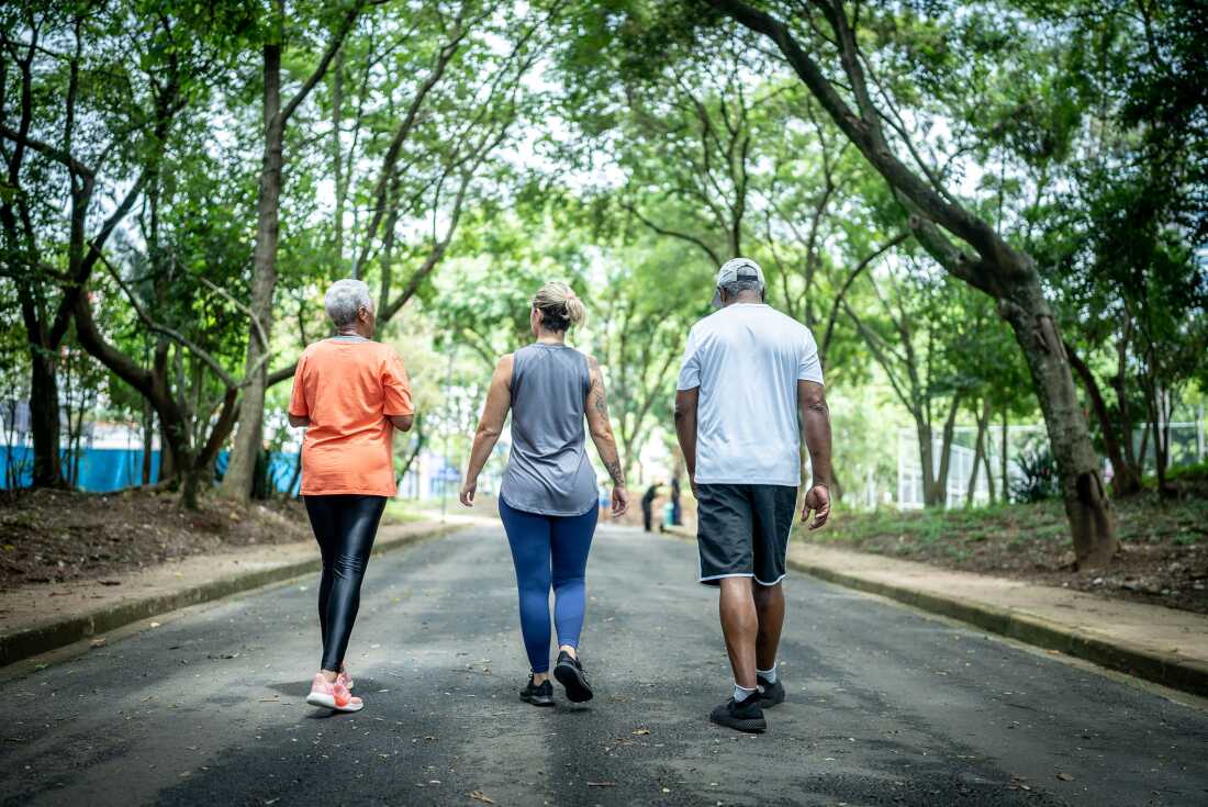 Faster Walking in Seniors Linked to Better Cognitive Health