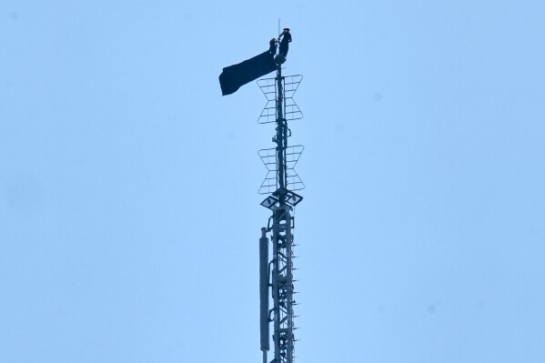 Couple Scales Empire State Building for Engagement Stunt