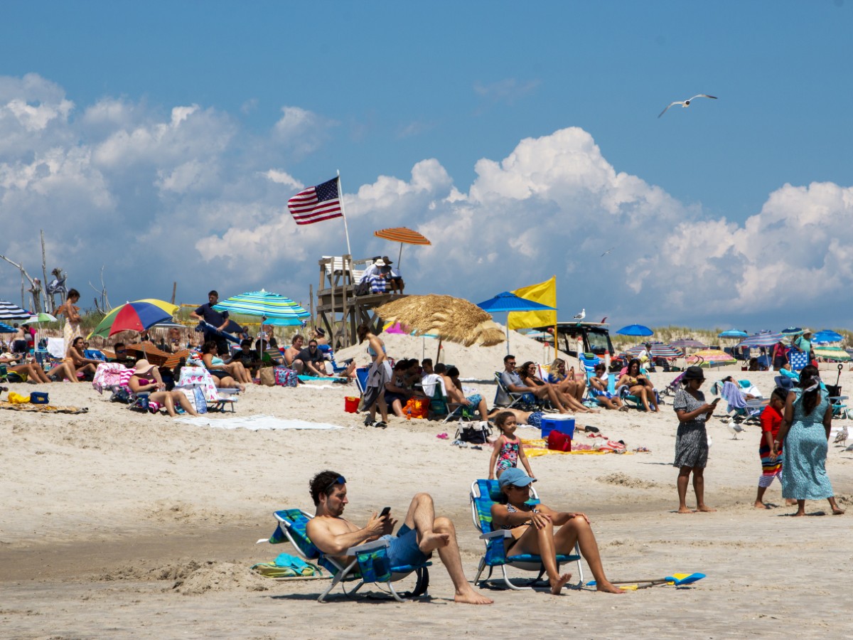 Precautions Urged for Summer Beachgoers Due to Vibrio Vulnificus