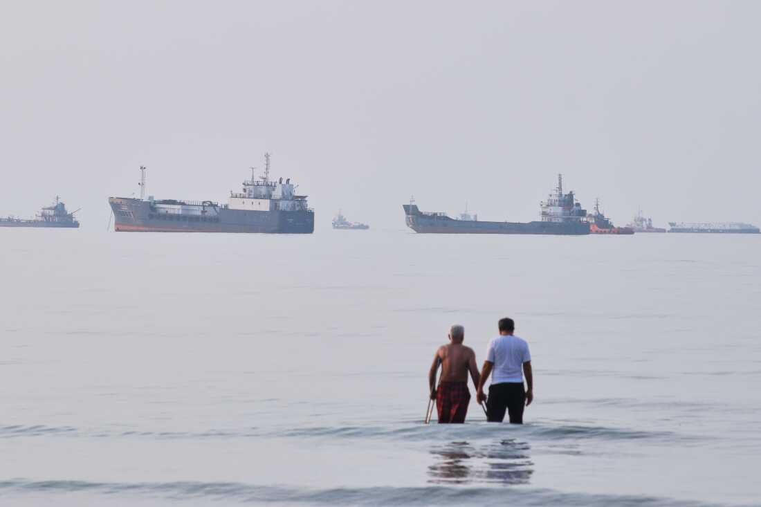 U.S.-Iran Tensions: Pause on Attacks Sparks Hope for Diplomacy