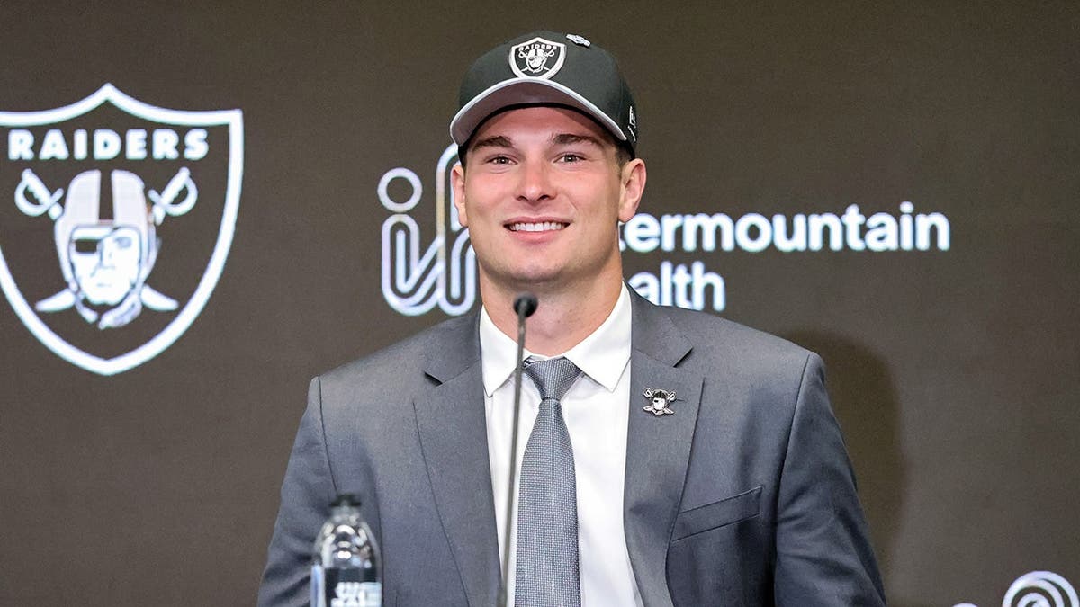 Fernando Mendoza Signs with the Las Vegas Raiders