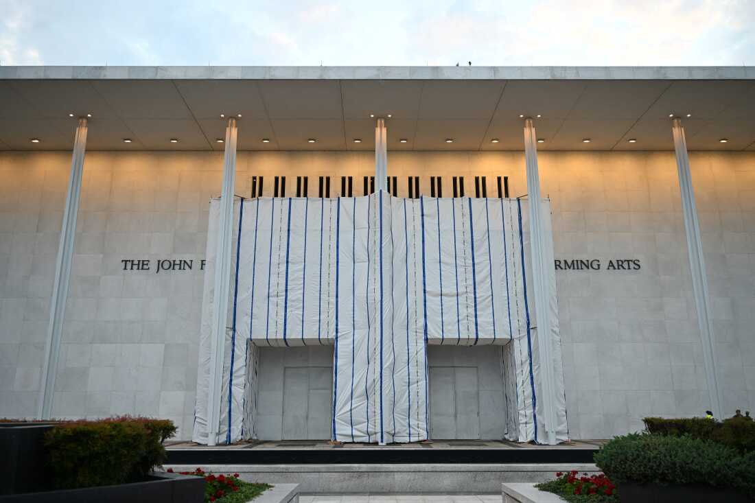 Judge Demands Explanation for Tarp at Kennedy Center