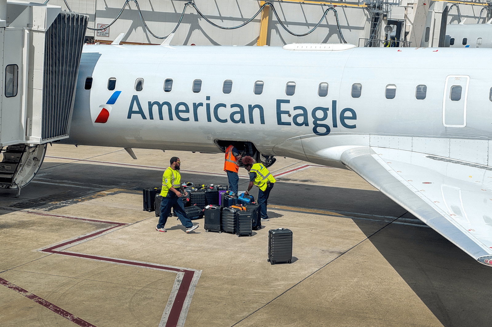 American Airlines’ New Monitoring System Sparks Debate Over Employee Surveillance