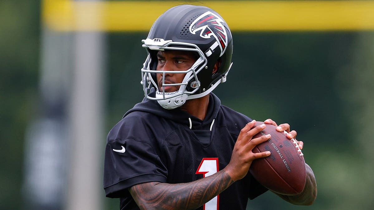 Atlanta Falcons Face Early Quarterback Challenges at Training Camp