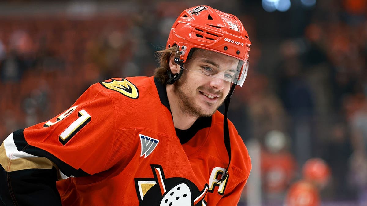 Flyers’ Bold Offer for Ducks’ Leo Carlsson Spurs Debate