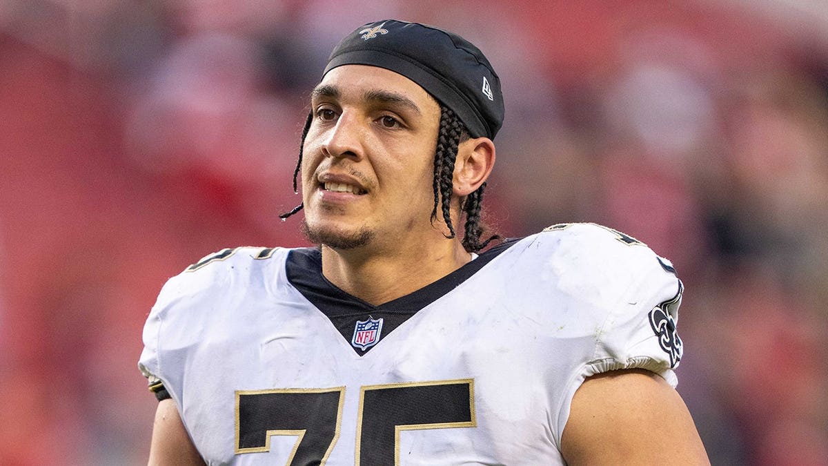 Pro Bowl Lineman Andrus Peat Retires After 11 Seasons