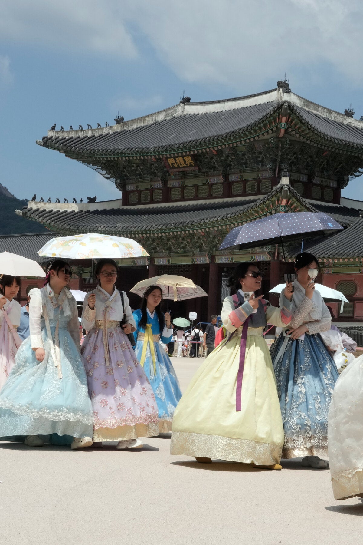 Tokyo Embraces Advanced Cooling Gadgets Amid Heat Wave