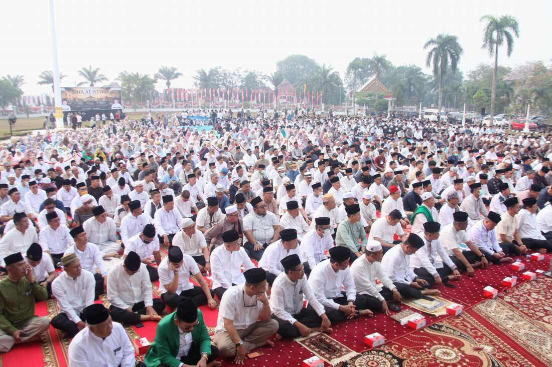 Indonesian Muslims Turn to Prayers Amid Wildfires