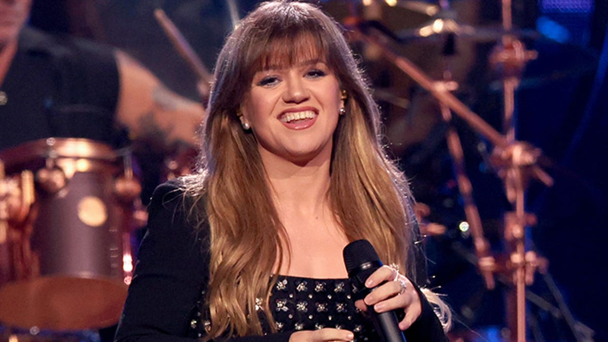 Kelly Clarkson’s Playful Encounter with a Wardrobe Glitch