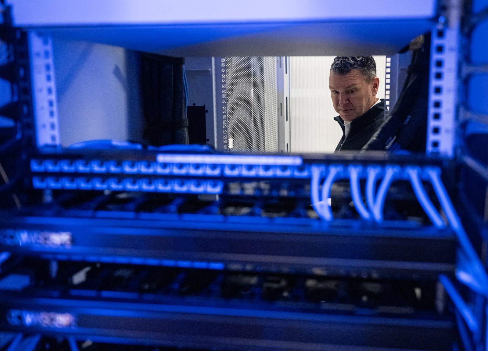 U.S. Weighs Ban on Chinese Optical Transceivers in AI Data Centers