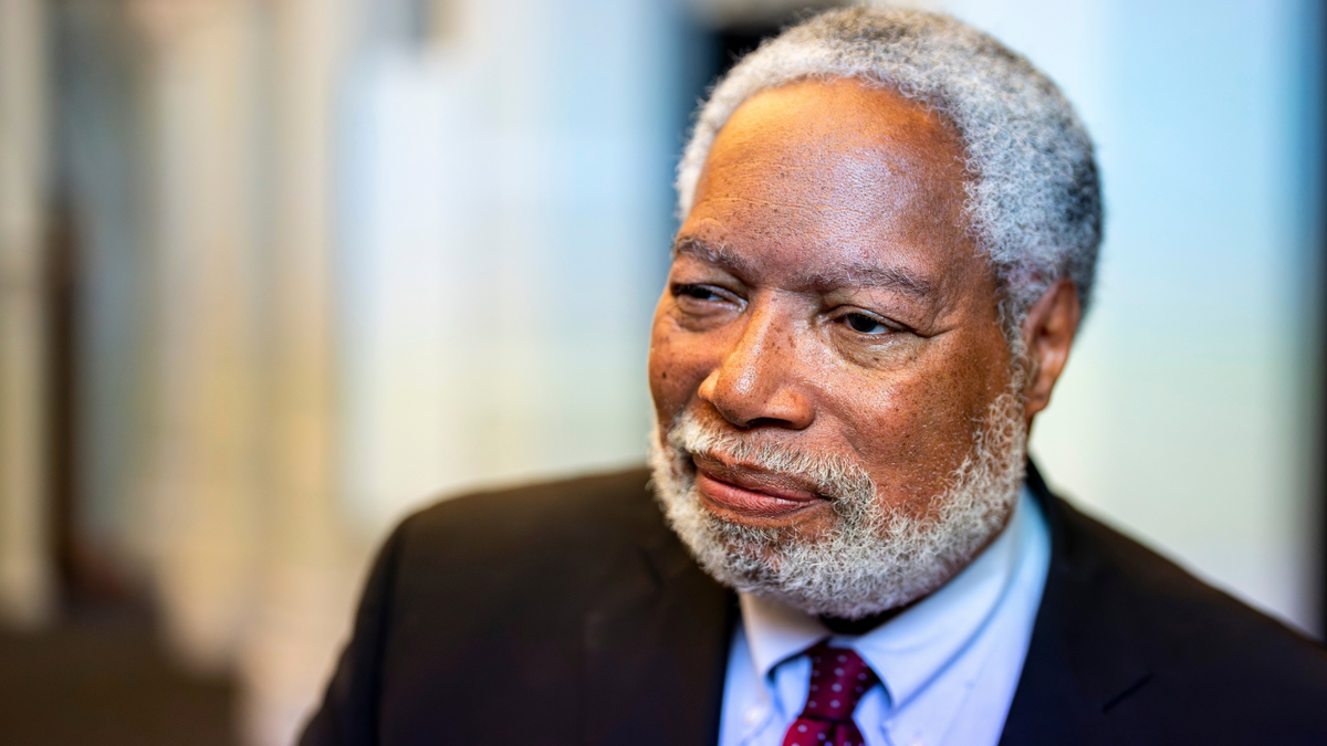 Smithsonian’s Federal Funding and Historical Narrative Under Scrutiny