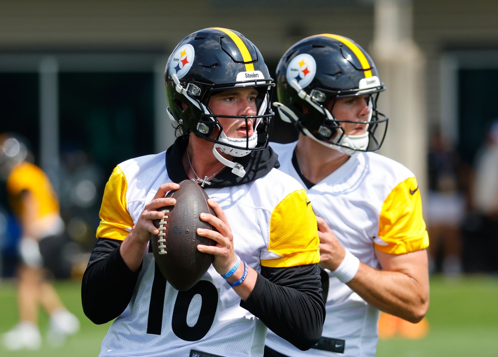 Steelers Face Quarterback Decisions Ahead of Rodgers’ Retirement