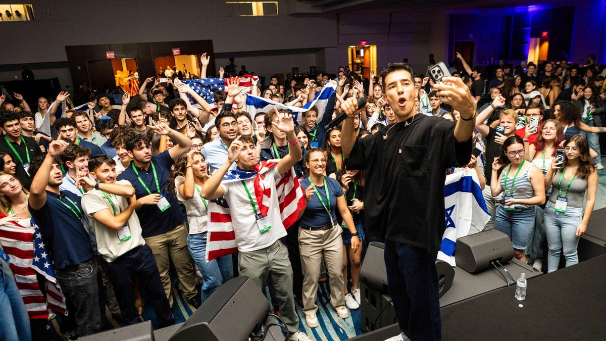 Pro-Israel College Students Shift Right Amid Socialist Influence and Democratic Party Tensions