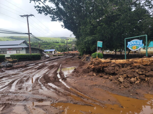 Tropical Storm Moke Approaches Hawaii with More Rain and Winds