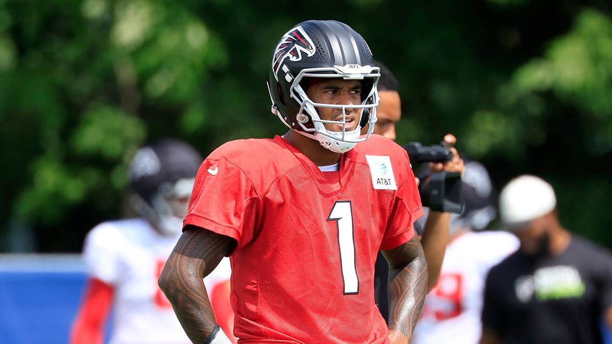 Struggles of Tua Tagovailoa Prompt Atlanta Falcons to Consider Alternatives