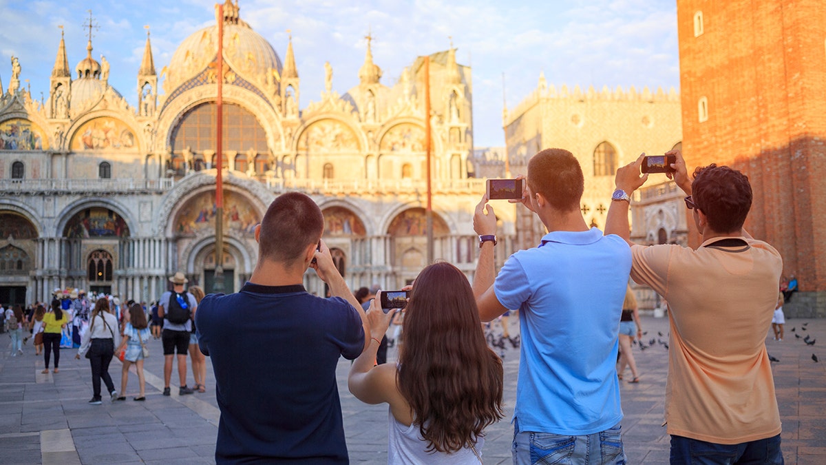 American Tourists Learn Local Rules During Venice Jog