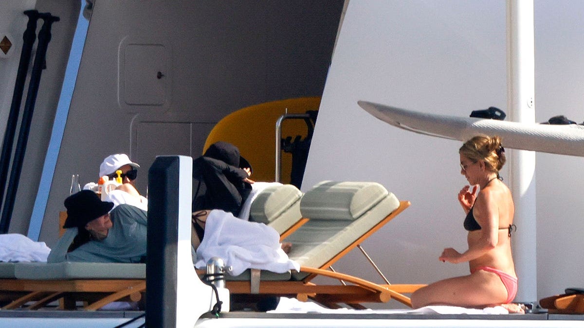 Aniston and Cox Enjoy Mallorca Yacht Getaway