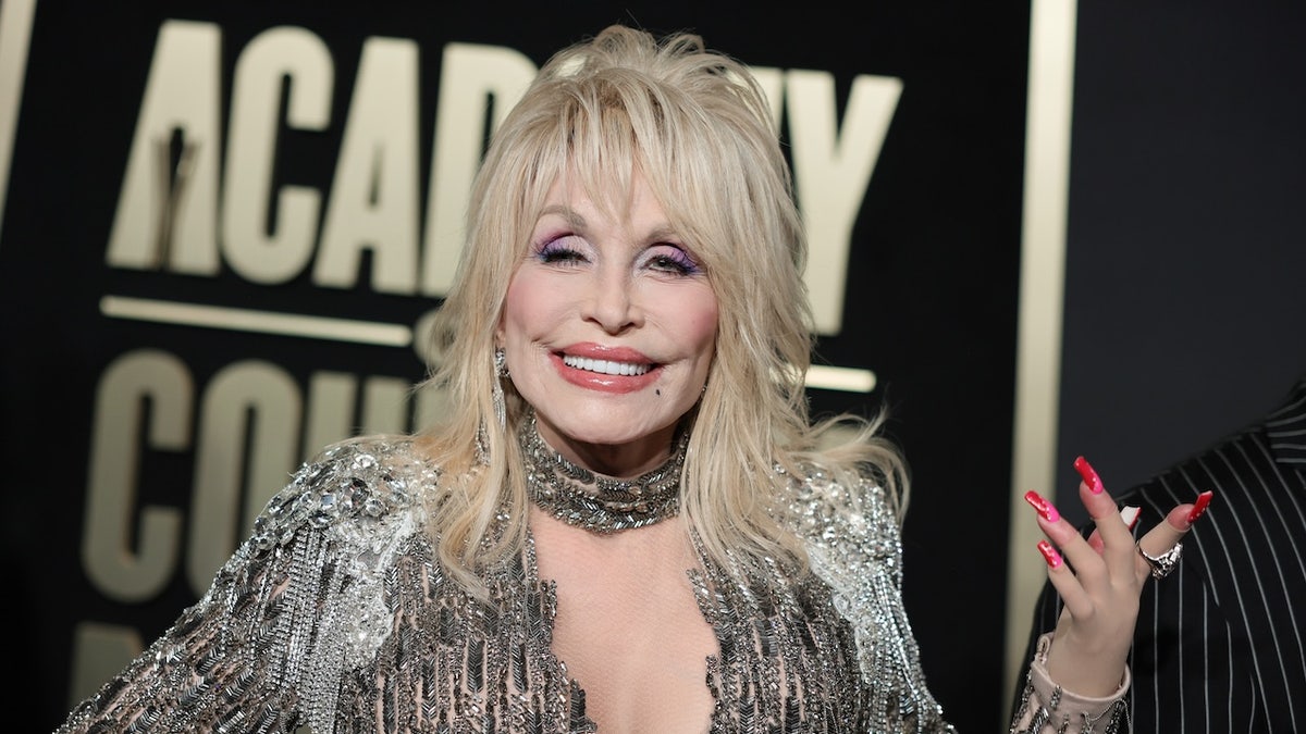 Tennessee Volunteers Pay Tribute to Dolly Parton