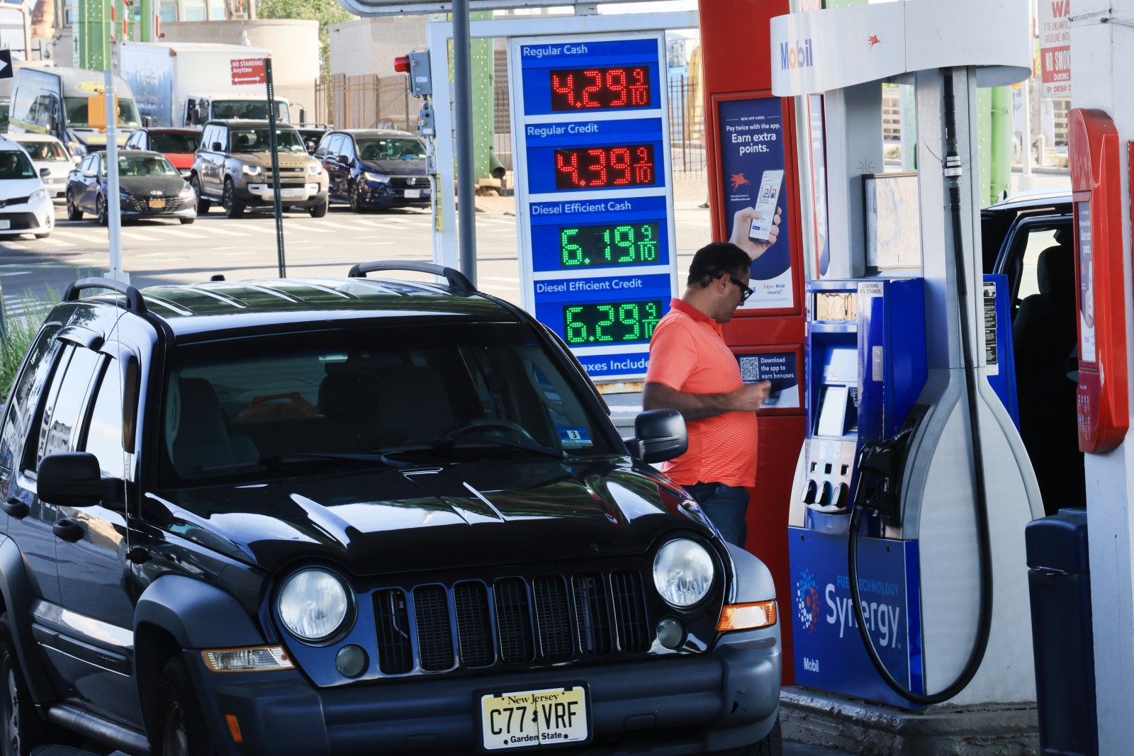 Global Gasoline Prices Surge Amid Ongoing Conflicts