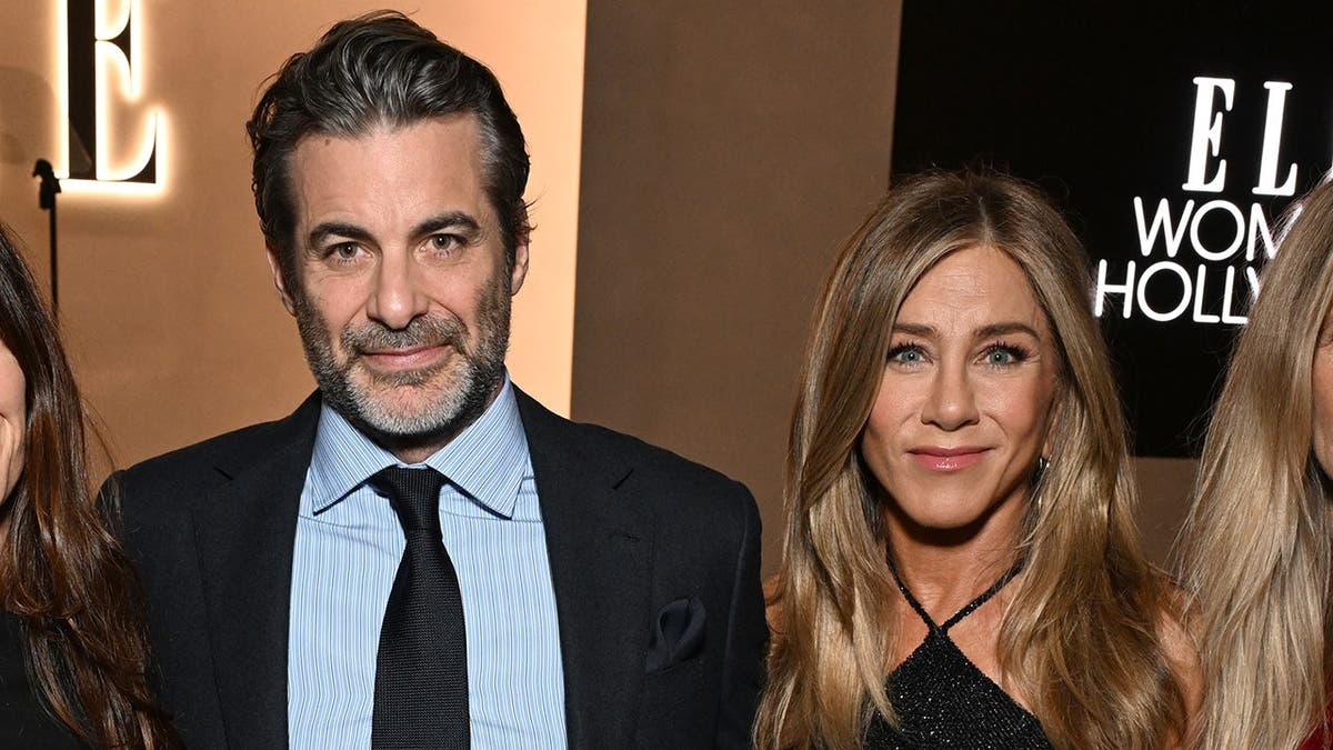 Jennifer Aniston’s Relationship Dynamics with Jim Curtis