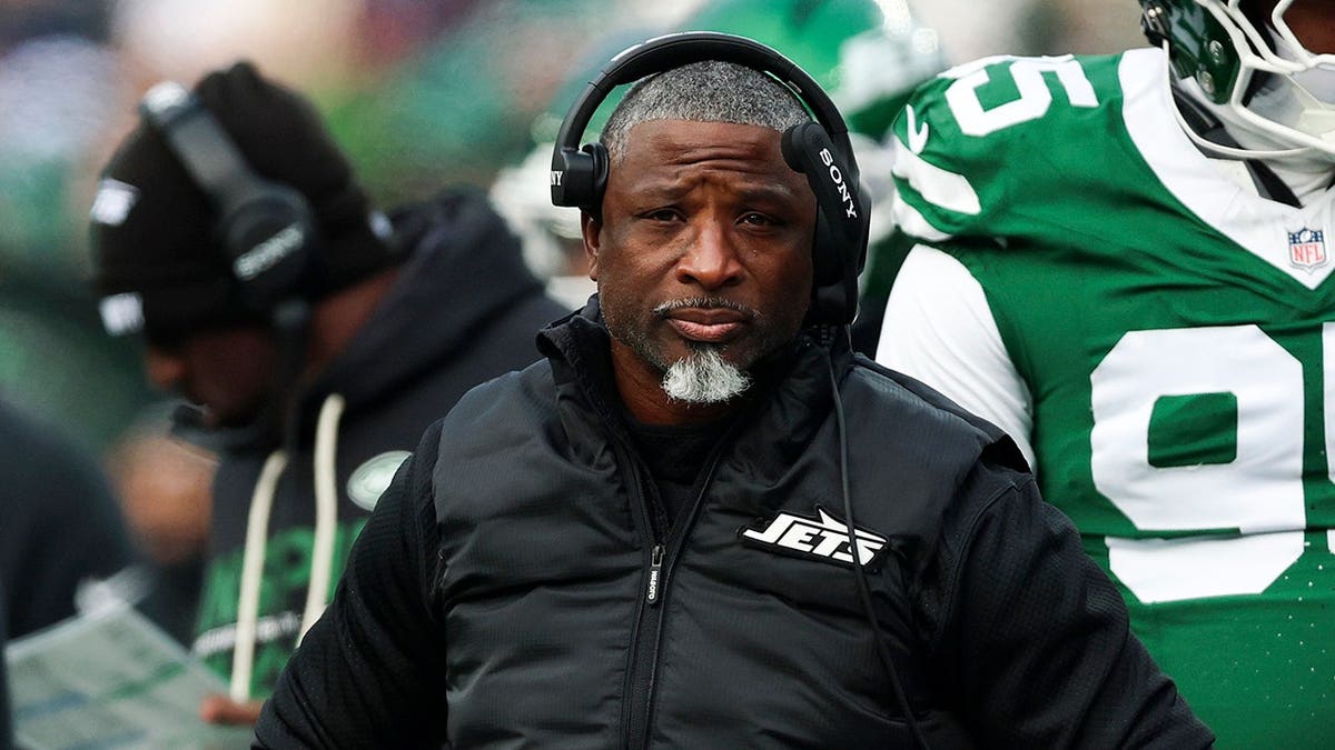 Jets Coach Aaron Glenn’s Decision Faces Scrutiny After Loss to Packers