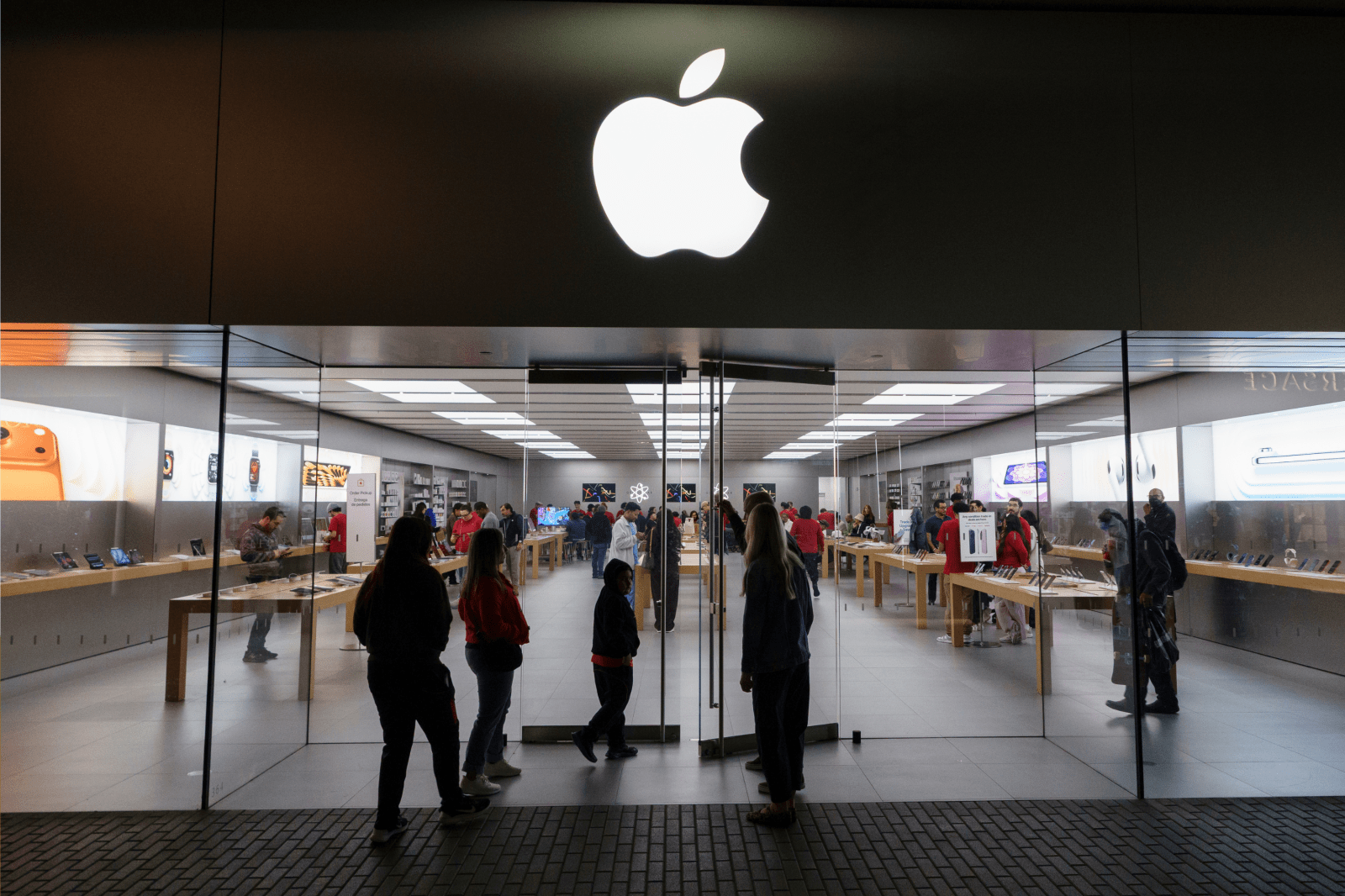 Anticipated Impact of AI on iPhone 18 Pricing and Features