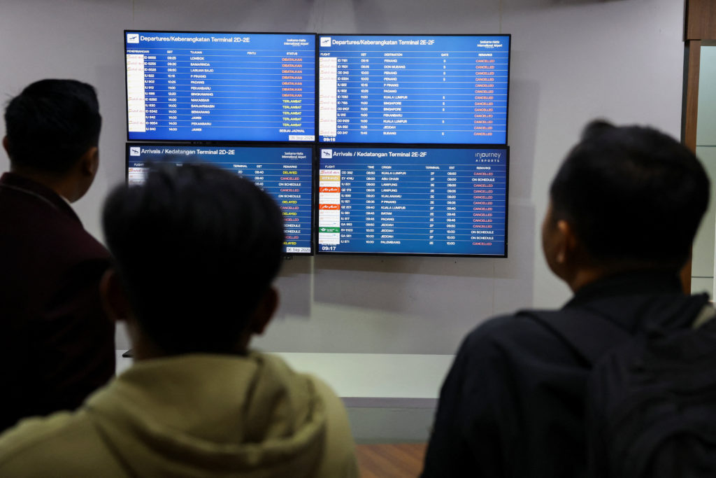Volcano Erupts in Indonesia, Disrupting Flights and Daily Life
