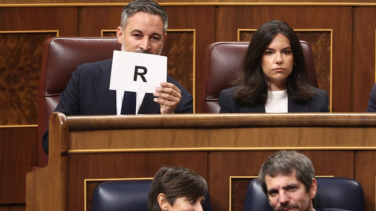 Spanish Opposition Leader Labels PM a Traitor Amid Migrant Crisis