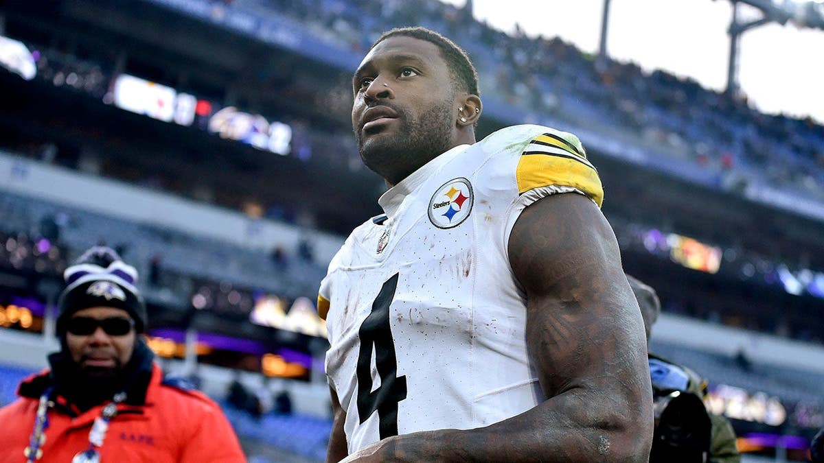 DK Metcalf and Aaron Rodgers Discuss Conspiracy Theories