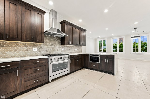 Spacious 5-Bedroom Home in Chicago’s Edgewater