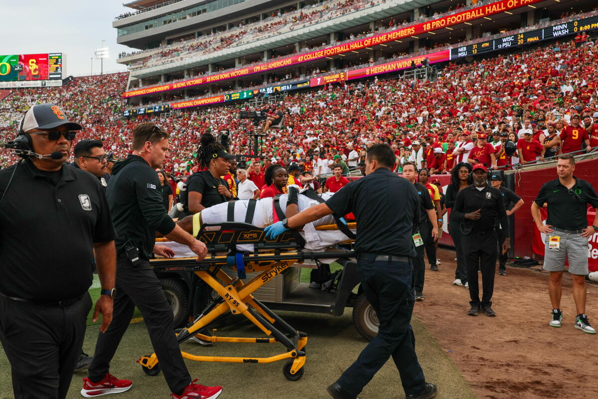 Oregon Quarterback Dante Moore Injured After Late Hit From USC Linebacker