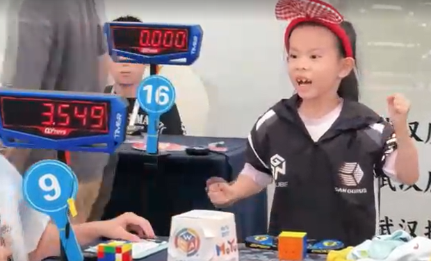 6-Year-Old Chinese Girl Sets Record in Rubik’s Cube Speed Solving