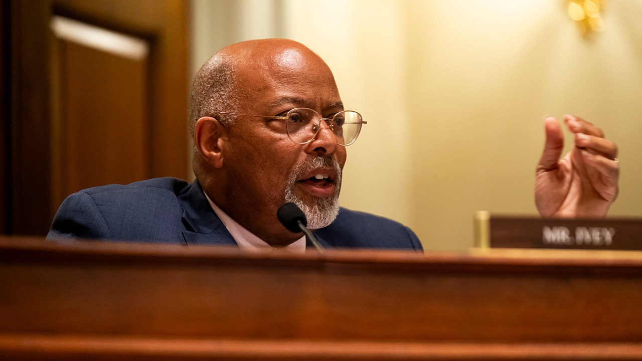 Bipartisan Legislation to Regulate College Sports Faces Hurdles