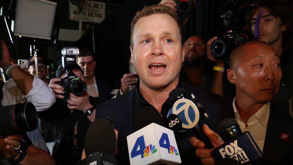 Debate Over 1980s Nostalgia: Ryan Reynolds vs. Spencer Pratt