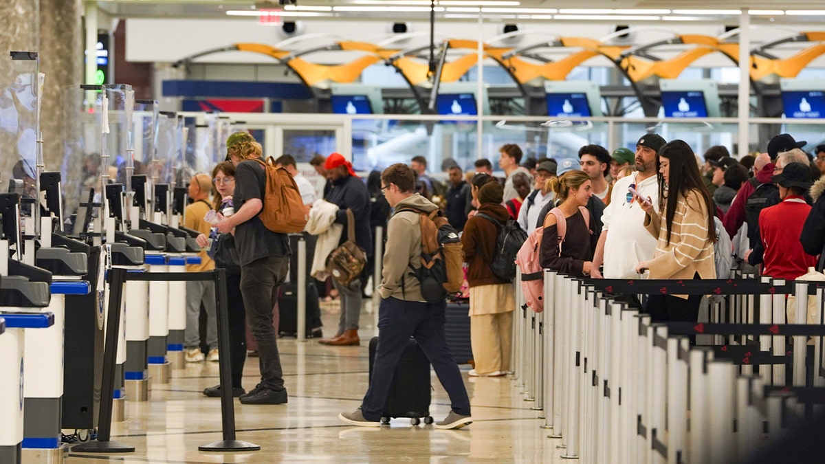 Airlines Challenge New Ebola-Related U.S. Travel Rule
