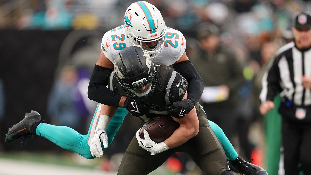 Dolphins Break Winless Streak with Lead Against Jets