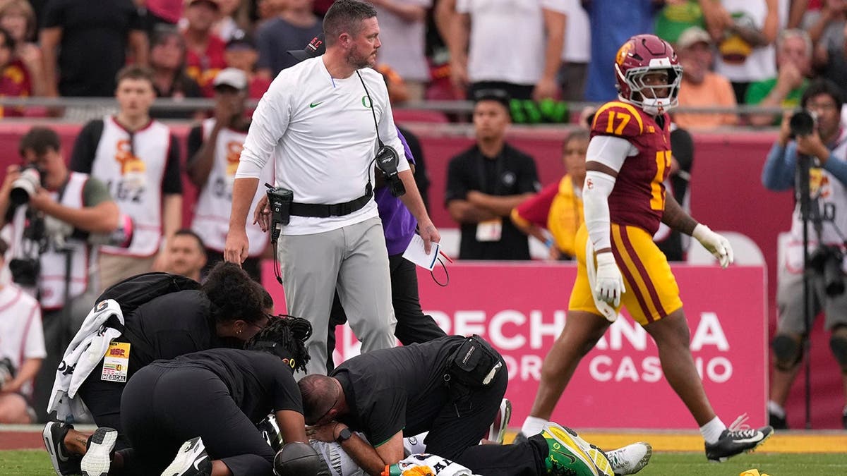 Dan Fouts Comments on Violent Incident in Oregon vs USC Football Game